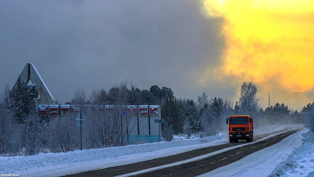 Стела «Усть-Илимск» со стороны п. Невон