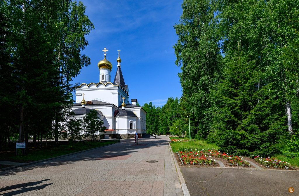 Храм всех святых в земле Российской просиявших