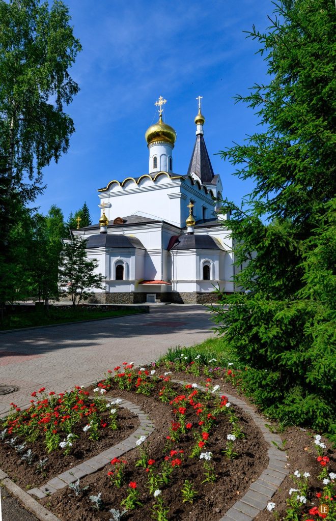 Храм всех святых в земле Российской просиявших 
