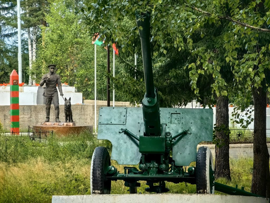 Усть-Илимск. Памятник воинам-пограничникам (Фото: Николай Лезин)