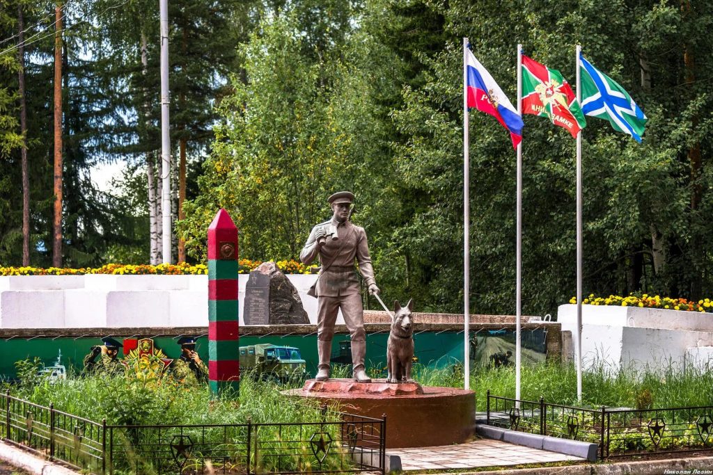 Усть-Илимск. Памятник воинам-пограничникам (Фото: Николай Лезин)