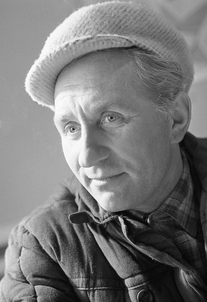 Бригадир строителей, плотник М. М. Васильев.