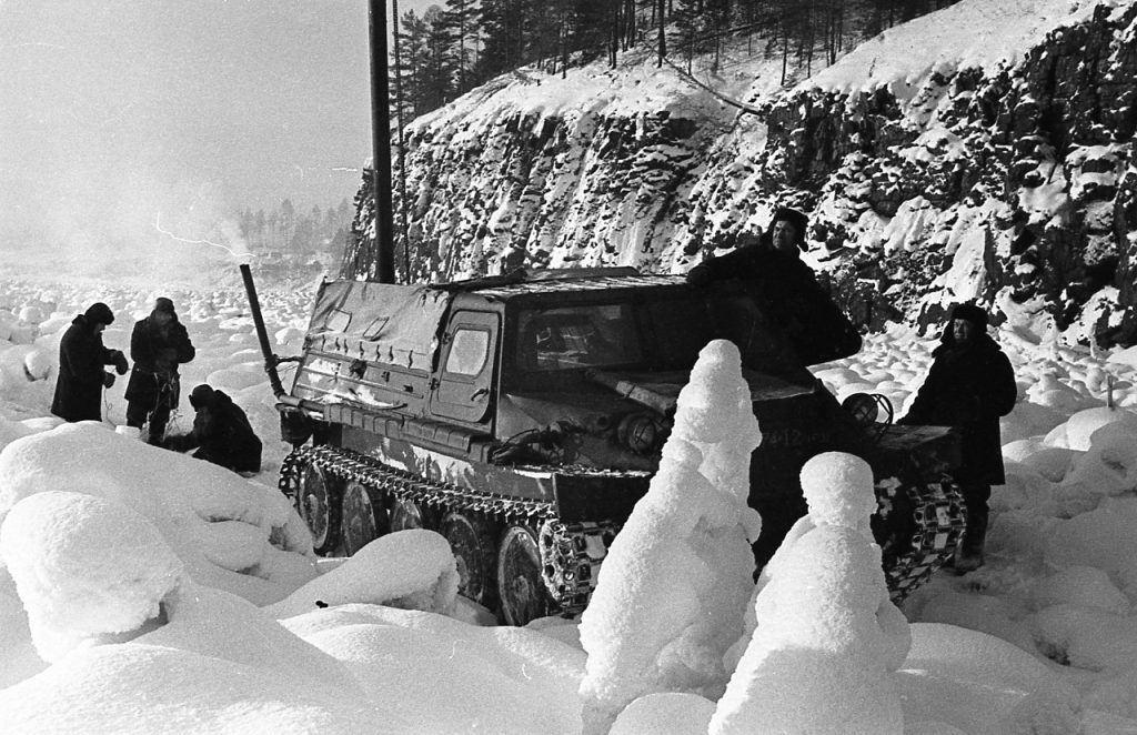Гидрологические работы на месте будущей ГЭС, 1961 г.