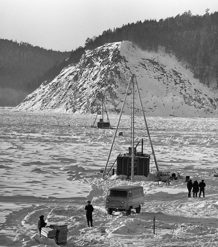Гидрологи у Толстого мыса на месте будущей ГЭС, 1961 г.