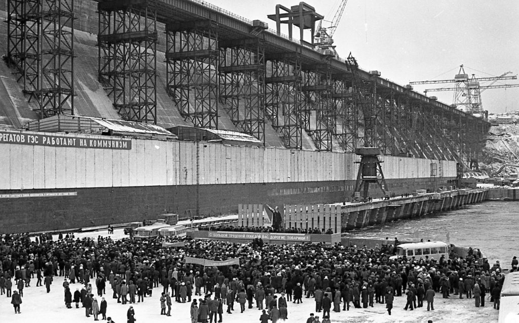 Митинг на Усть-Илимской ГЭС. Пуск 15-й турбины, 1977 г.