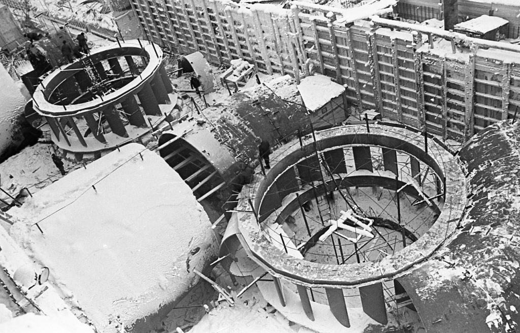 Монтаж агрегатов турбин ГЭС на Усть-Илиме, 1966 г.