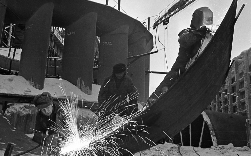 Монтаж агрегатов турбин ГЭС на Усть-Илиме, 1966 г.