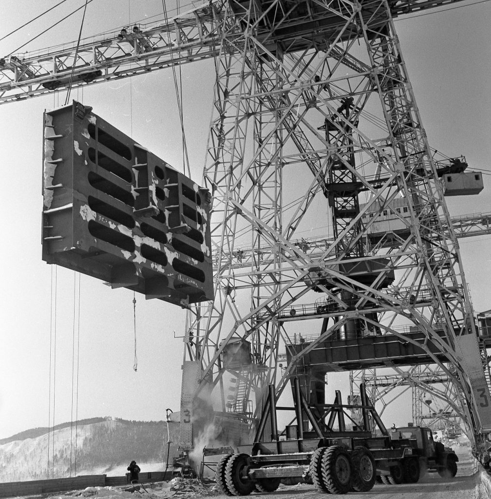 Монтаж затворов турбин ГЭС, 1966 г.
