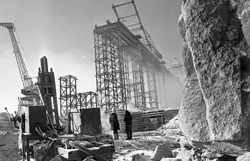 Монтаж эстакады под будущую плотину ГЭС, 1963 г.