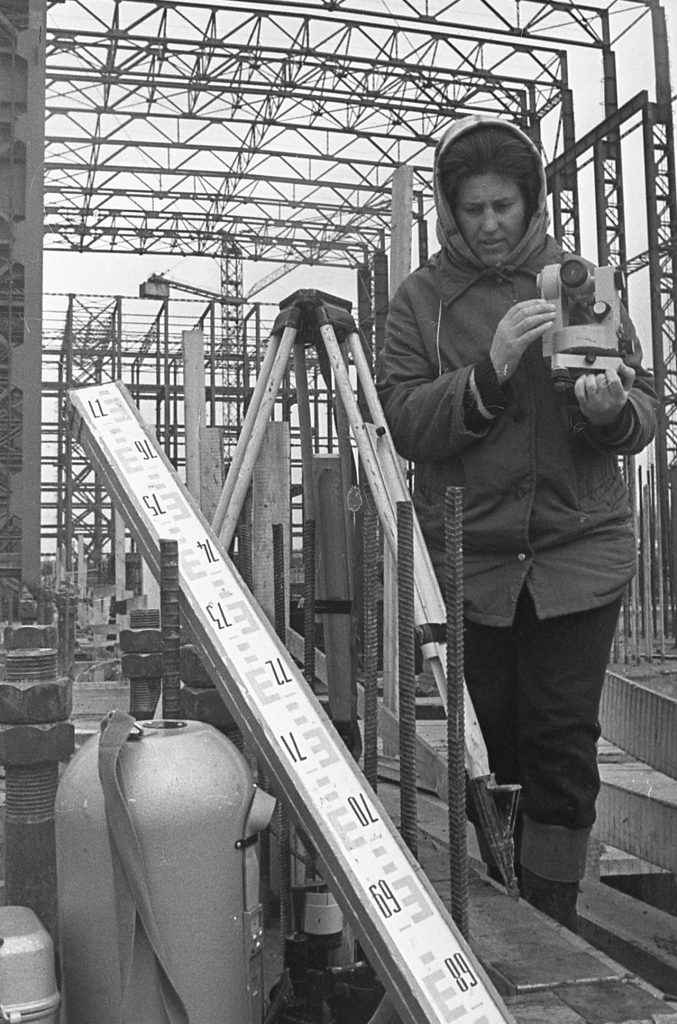 На главном корпусе. Геодезия, 1968 г.