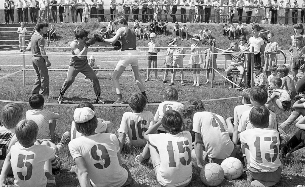 На стадионе Усть-Илимска, 1976 г.