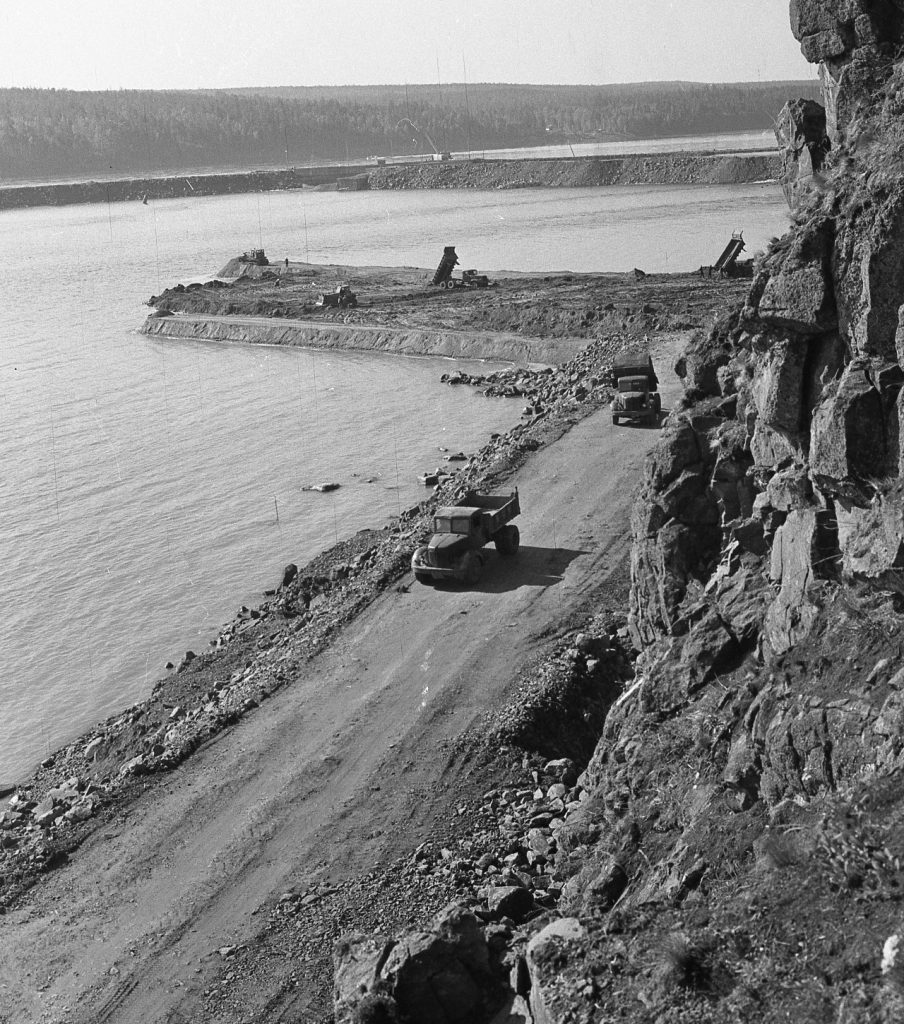 Начало строительства ГЭС. Перемычки у левого берега, 1961 г.