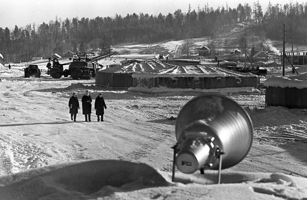 Первые палатки в деревне Невон строителей ГЭС, 1970 г.