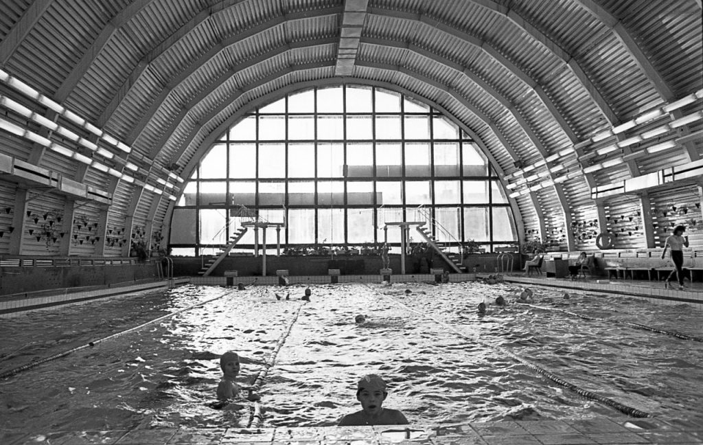 Плавательный бассейн у стройки ГЭС, 1965 г.