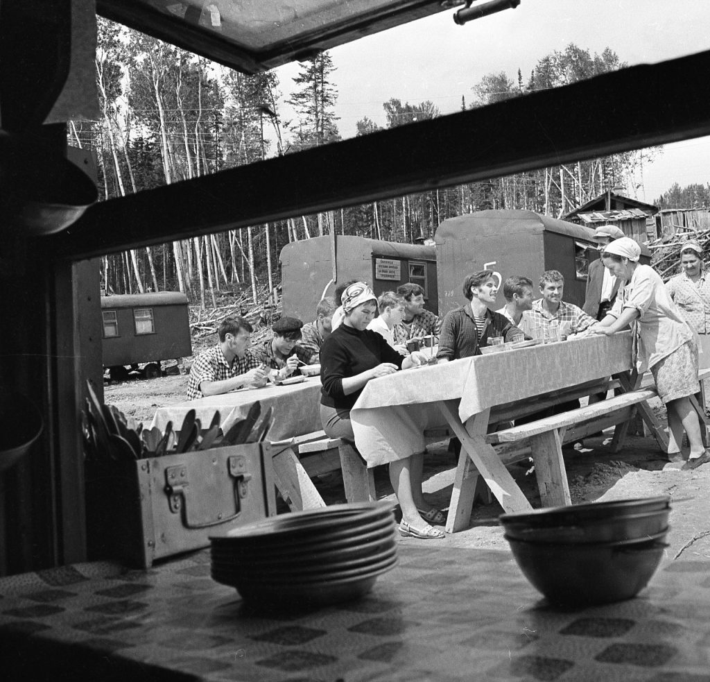 Полевая столовая на стройке. Стройотряд, 1967 г.