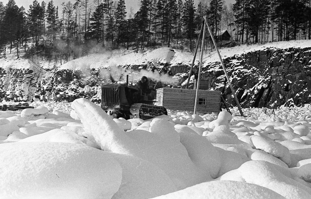 Работы гидрологов на льду Ангары, 1961 г.