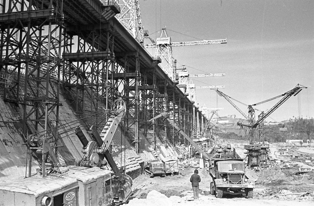 Растет плотина ГЭС каждый день и час, 1969 г.