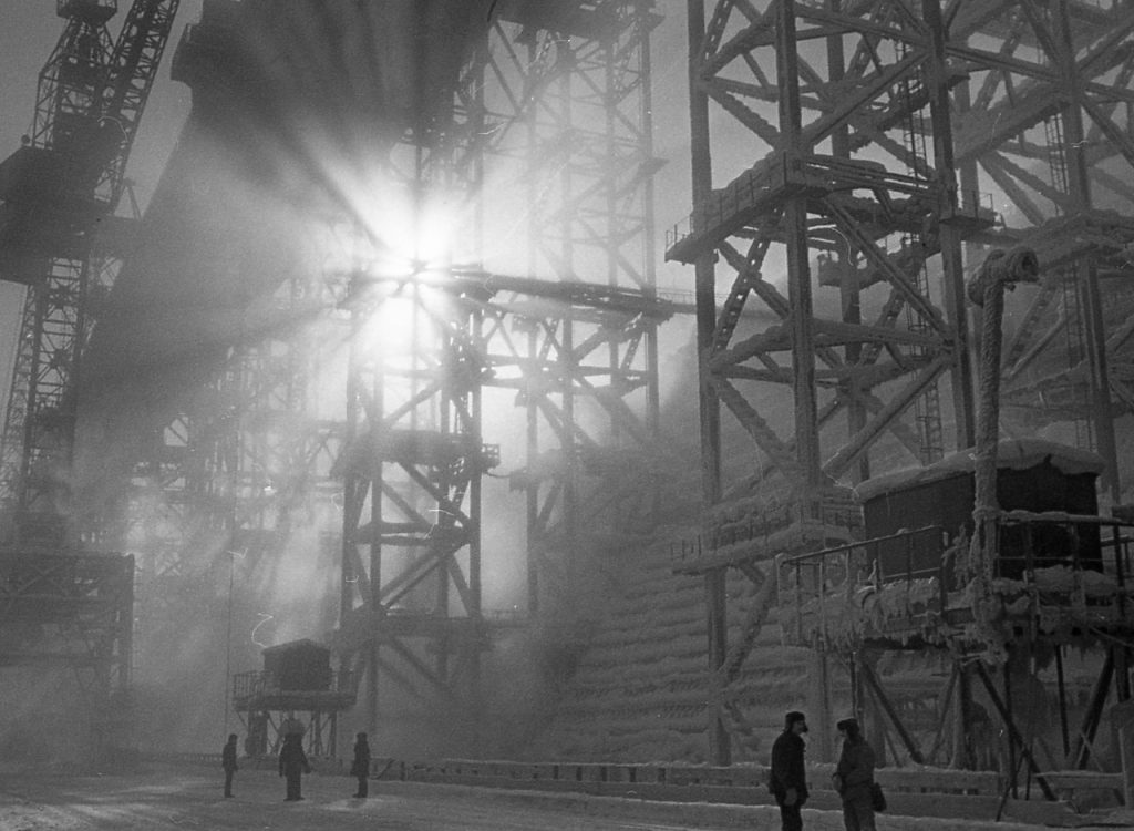Строится плотина Усть-Илимской ГЭС, 1967 г.