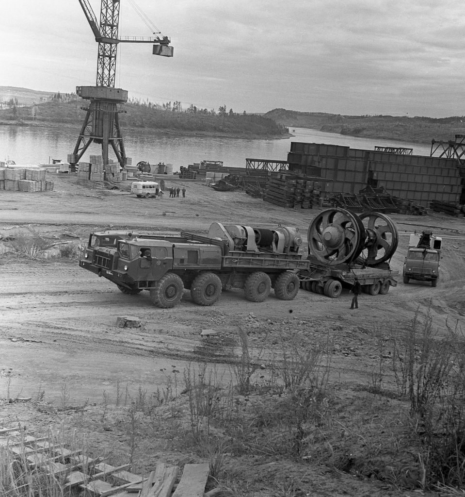 Тягач с деталями для Усть-Илимской ГЭС, 1978 г.