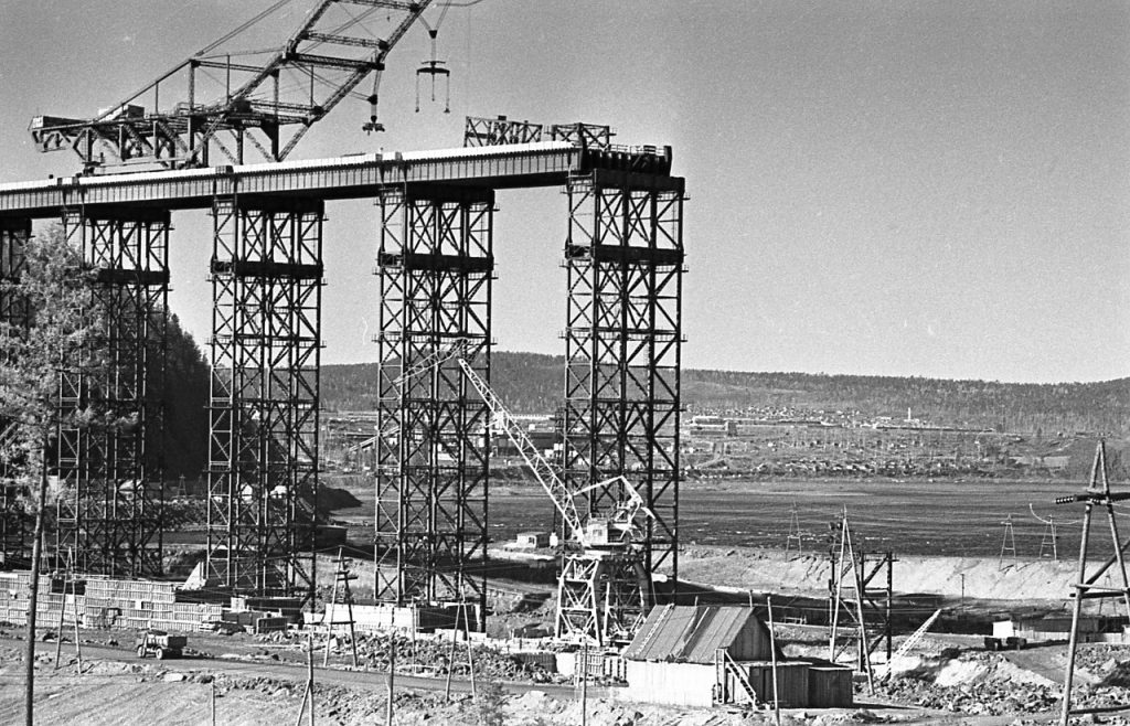 Усть-Илимская ГЭС. Бетоновозная эстакада, 1962 г.