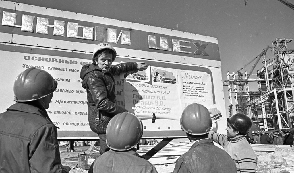 У стенда соцсоревнований на Усть-Илимском ЛПК, 1966 г.
