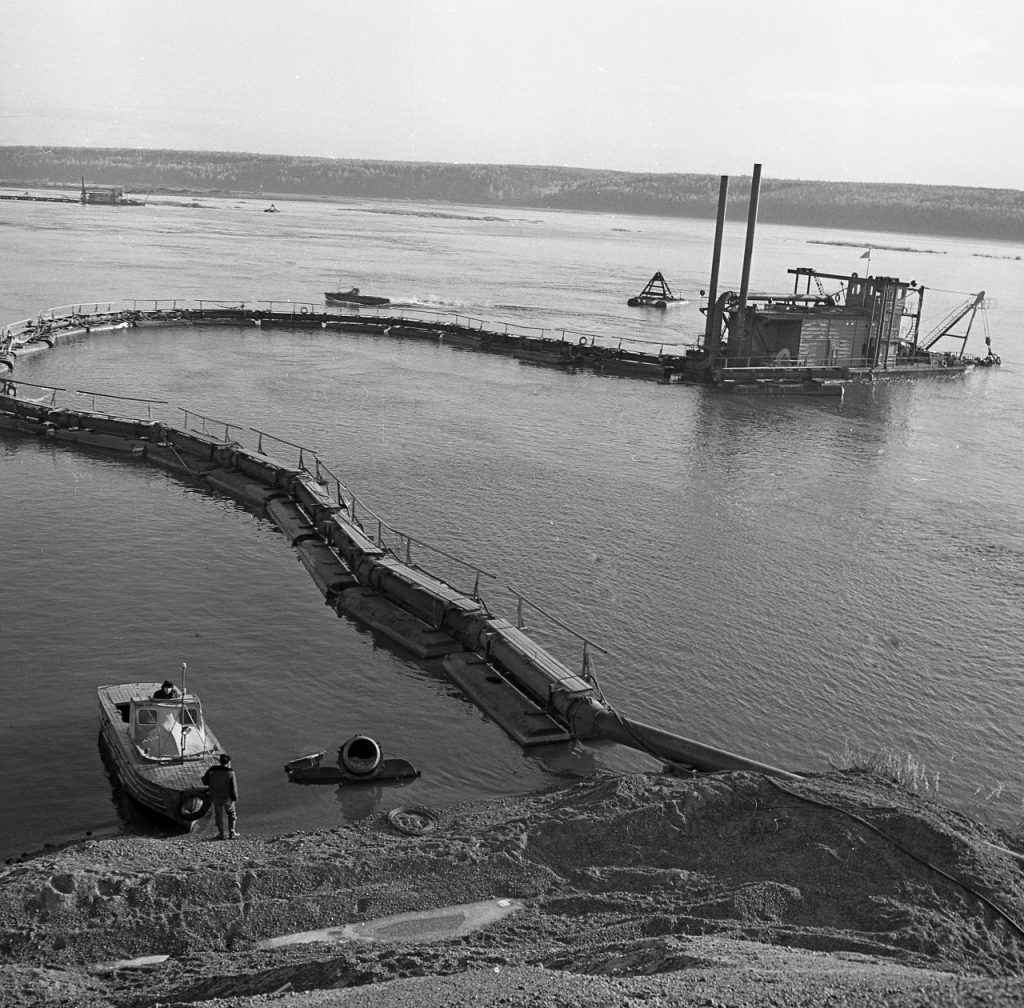 У Толстого мыса. Гравийный завод, остров Лосята, 1966 г.