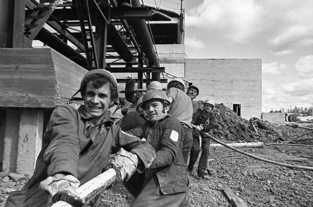 Это не перетягивание каната — не гора, а стройка стран СЭВ, 1974 г.