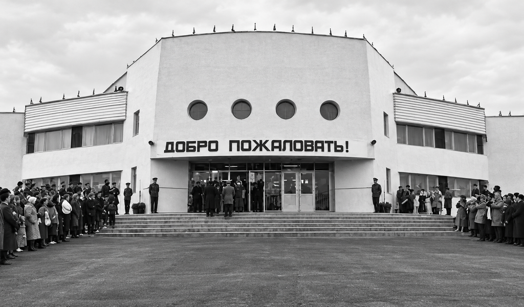 Ввод в эксплуатацию аэровокзала 5 мая 1993 года.
Внутри аэровокзала установили современное оборудование, которое было приобретено за рубежом за счёт валютных средств УИ ЛПК. Впервые в Сибири и на Дальнем Востоке была применена технология мирового уровня по обслуживанию пассажиров как на внутреннем, так и на международных маршрутах. Технологический проект по обслуживанию пассажиров по международному стандарту был разработан специалистами фирмы UNIS под руководством главного технолога Vojnovic Aleksandra