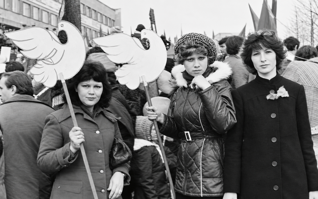 1983 год, Первомай, около магазина «Рябина» в левобережье. Справа — Валентина Кириллова и Анна Барахтенко