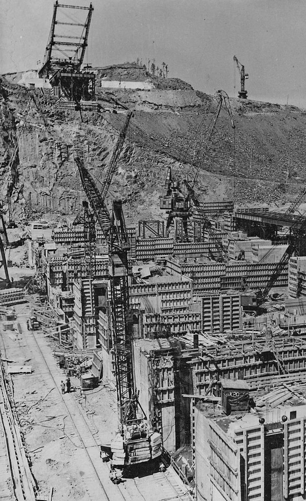 Бетонирование. Быки в котловане первой очереди, 1968 г.