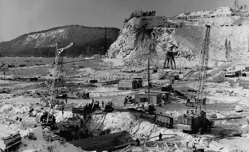 Вид первой очереди котлована Усть-Илимской ГЭС, декабрь 1968 г.