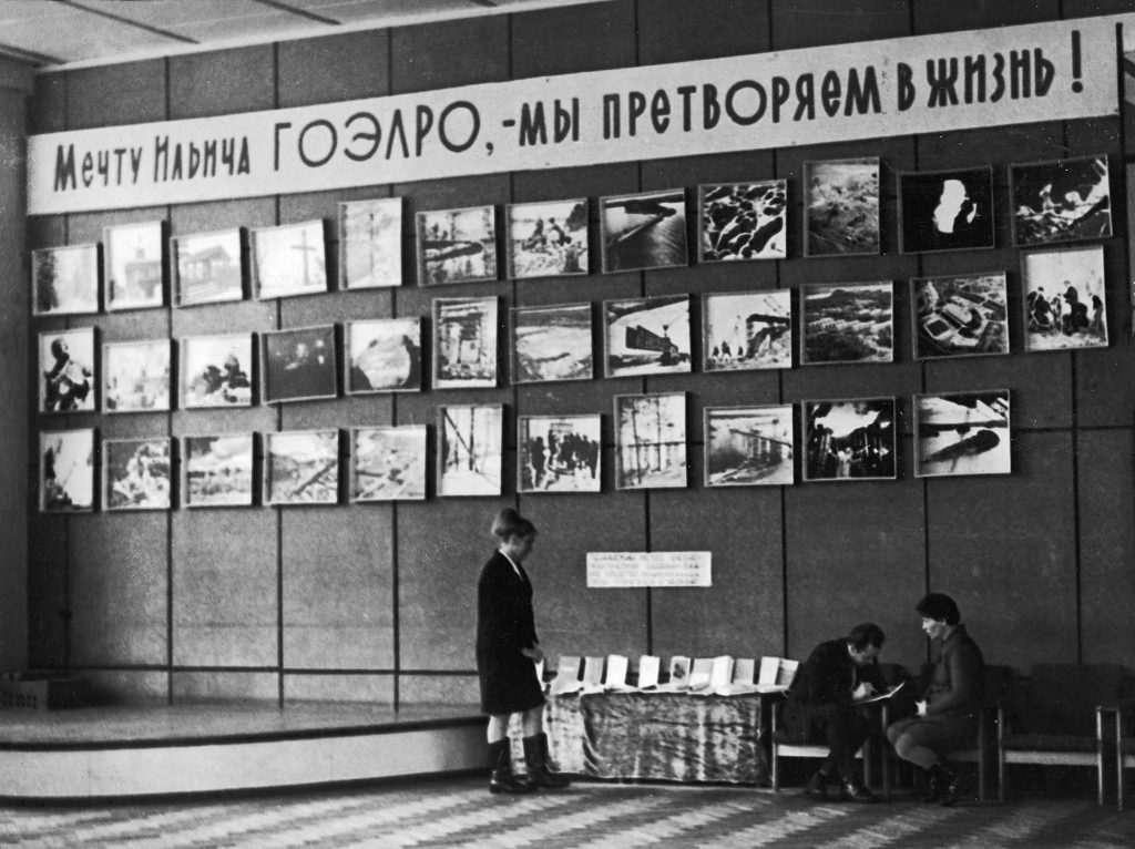 Выставки фоторабот В. Петрова и В. Оборина