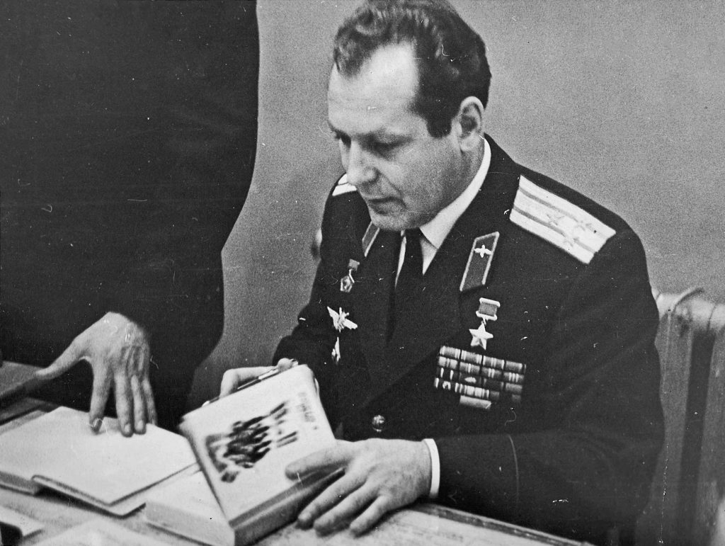 Г.С. Титов. Детские автографы усть-илимцам
