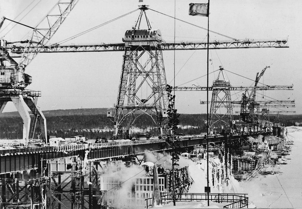 Консольные краны на большой бетоновозной эстакаде, 1971г.