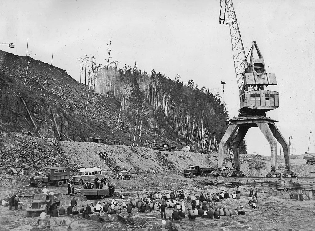 Концерт студентов ССО в котловане I очереди, 1968 г.