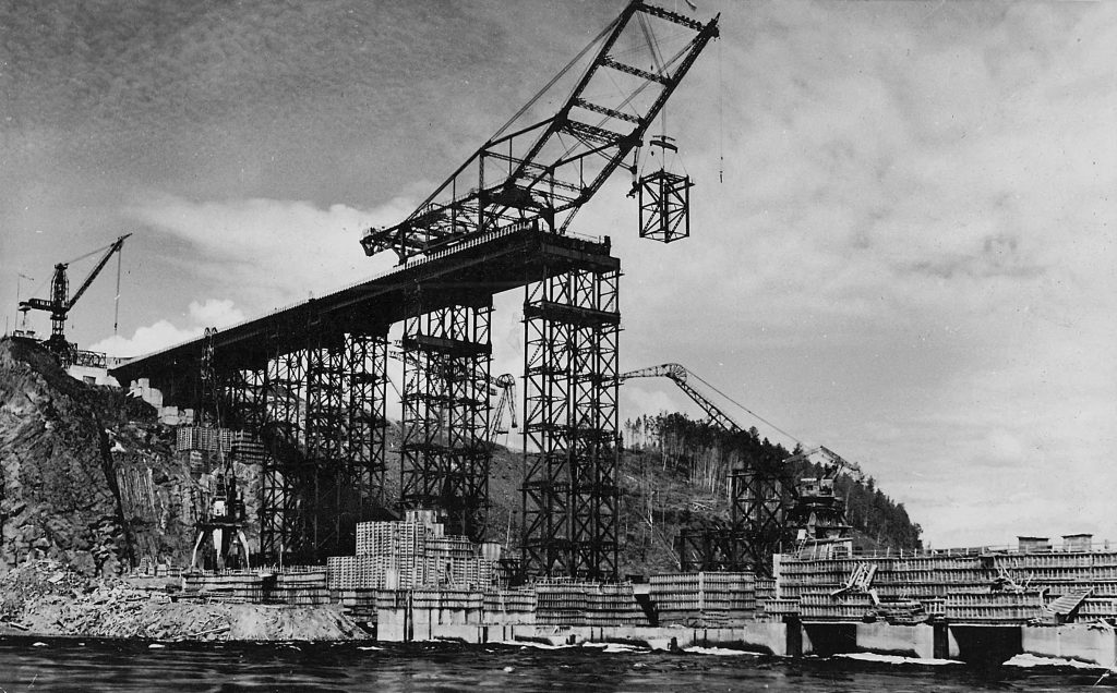 Монтаж большой бетоновозной эстакады. Спуск пилона, 1971 г.