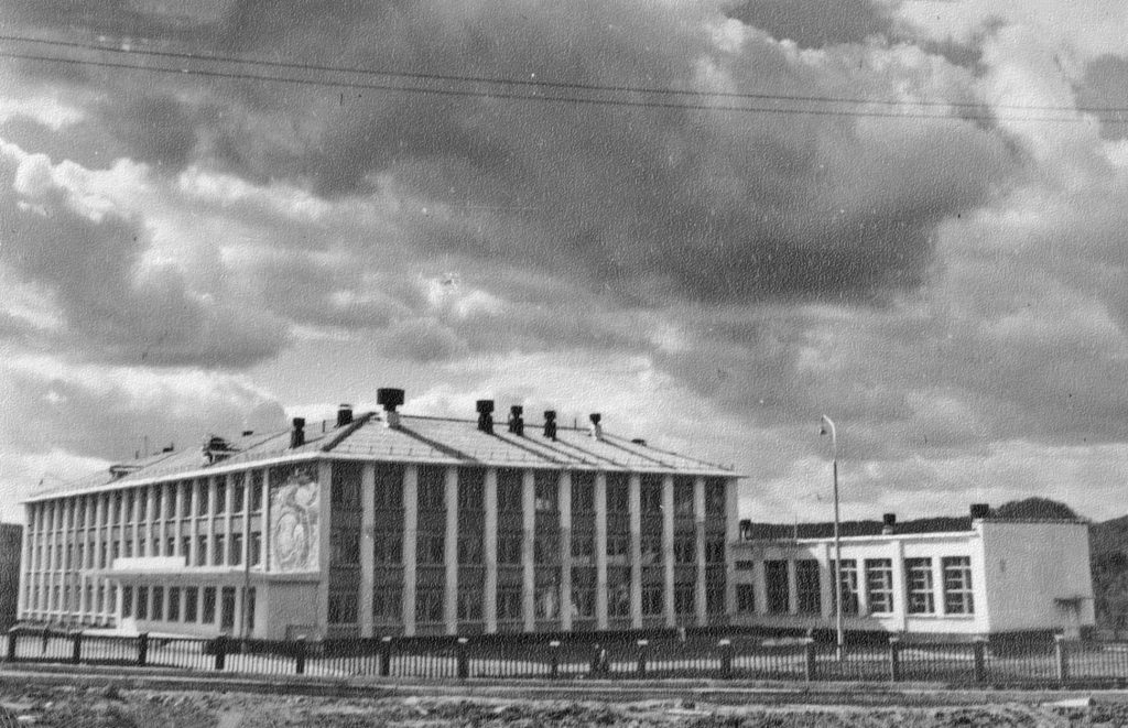 Новая школа сдана в эксплуатацию в п. Усть-Илимске, 1968 г.
