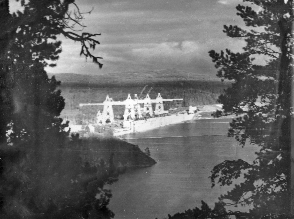 Общий вид ГЭС с консольными кранами, 1974 г.