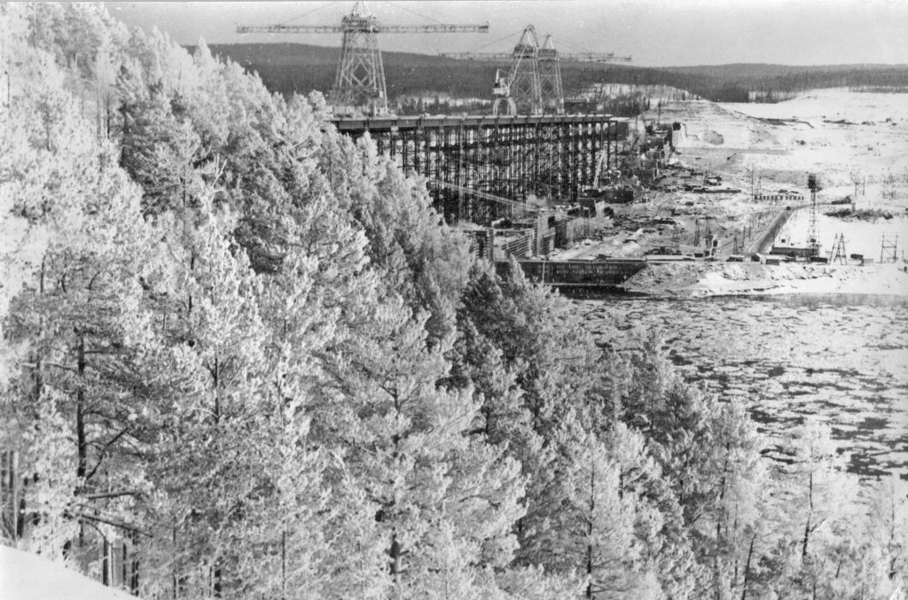 Общий вид строящейся ГЭС, 1972 г.