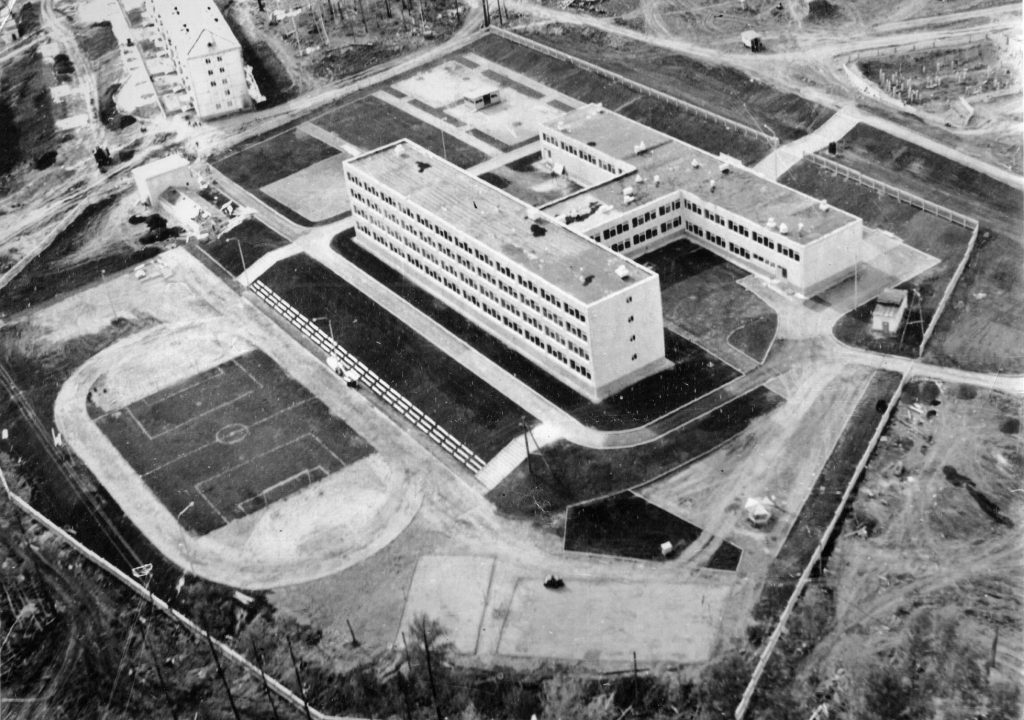 Общий вид школы № 1, п. Усть-Илим. 1970 г. 