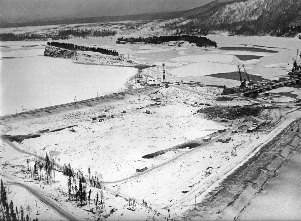 Перекрытие Ангары. Февраль 1967 г. Котлован первой очереди