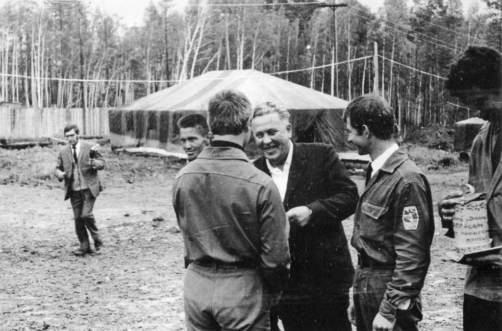 Студенческий отряд «Эврика-70». Леонид Наумов поздравляет с победой