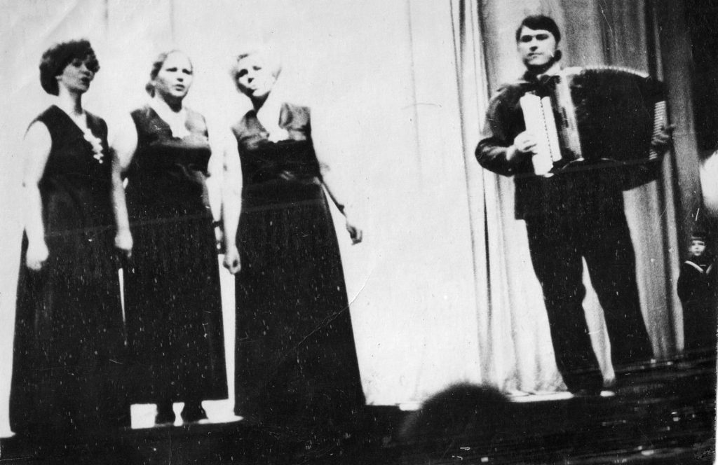 Школа № 5. Неудачина Н., Эмма Яковлевна, Оборина Р.П., учитель музыки Волков